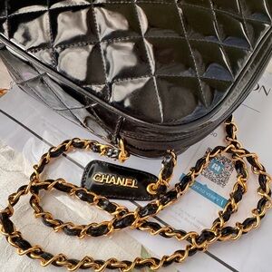 Chanel vintage Black Quilted Leather Bag
Gold plated chain and zipper pull